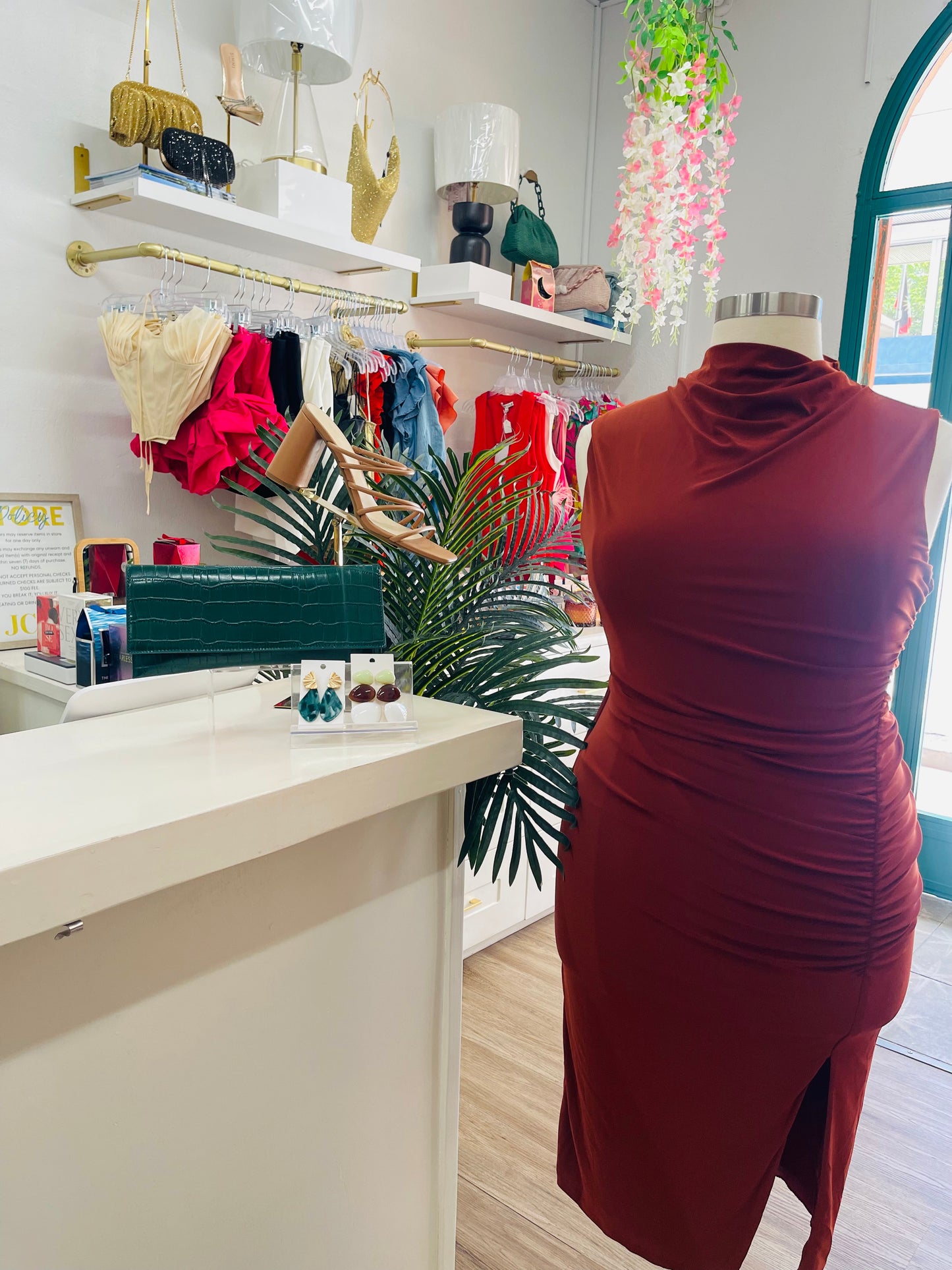 Premier Amour Slvless Midi Sheath Dress