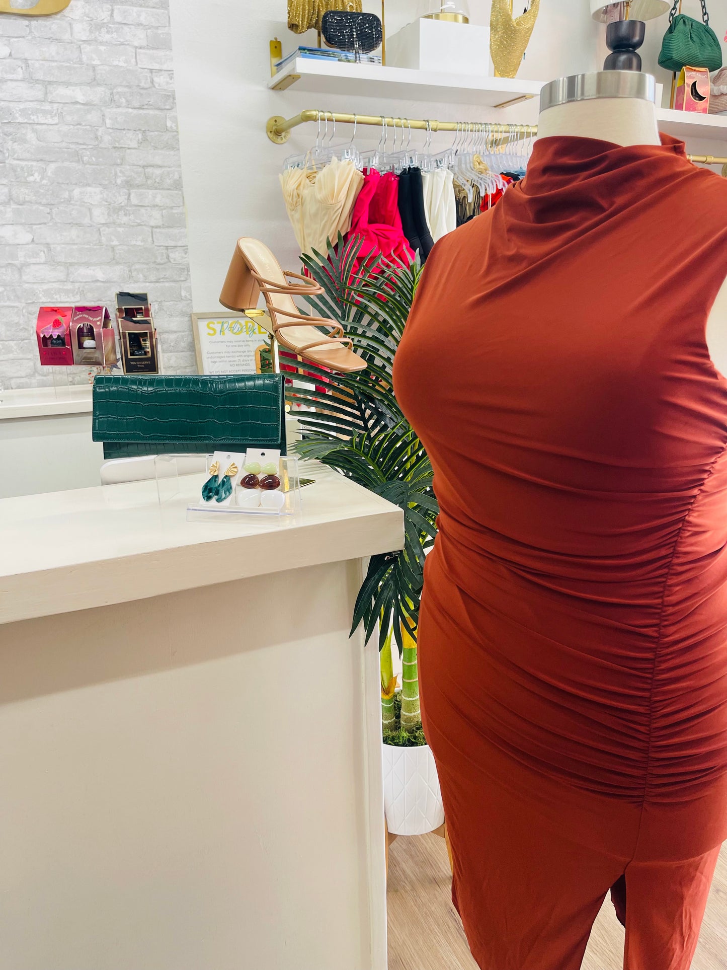 Premier Amour Slvless Midi Sheath Dress