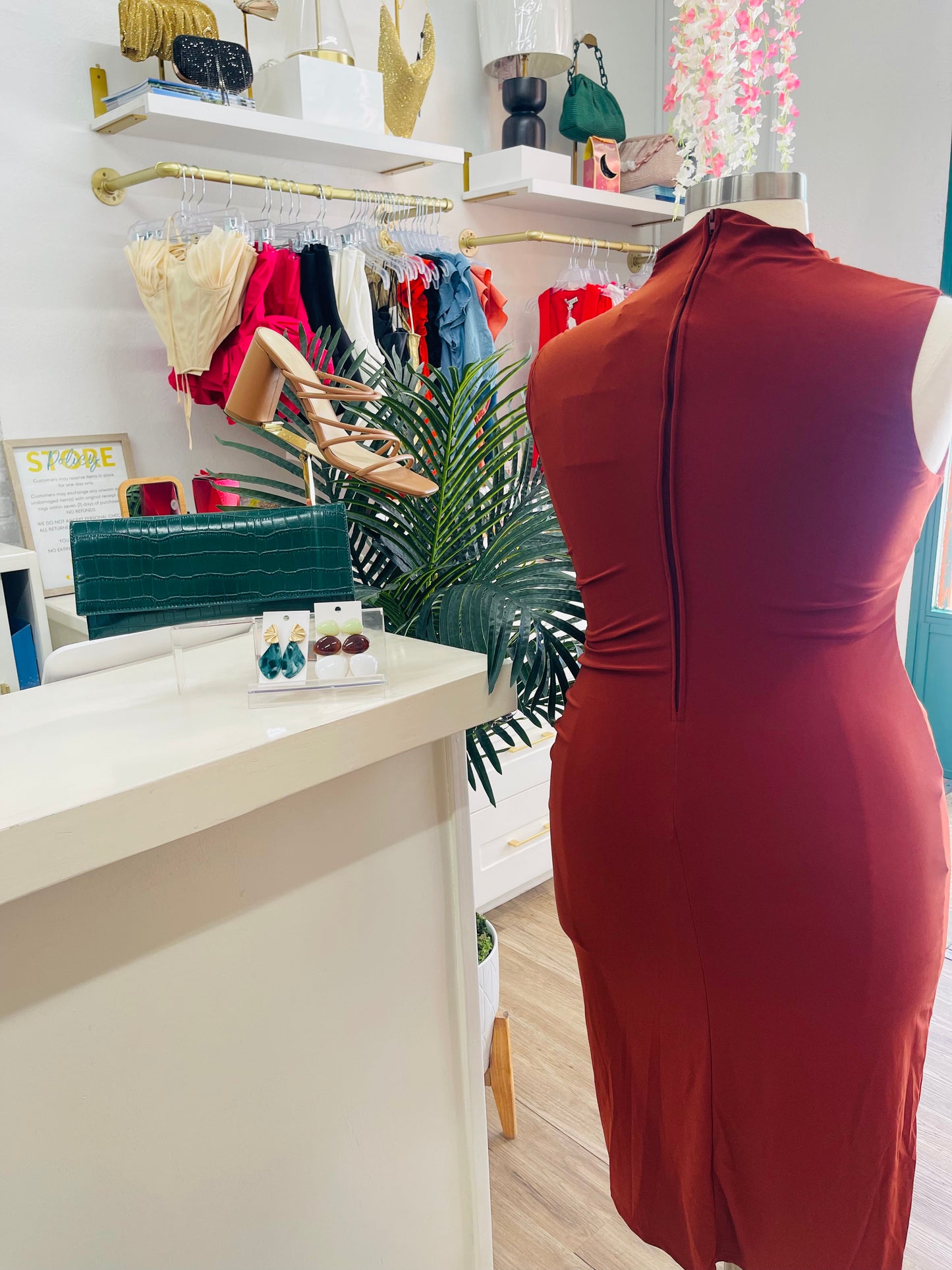 Premier Amour Slvless Midi Sheath Dress